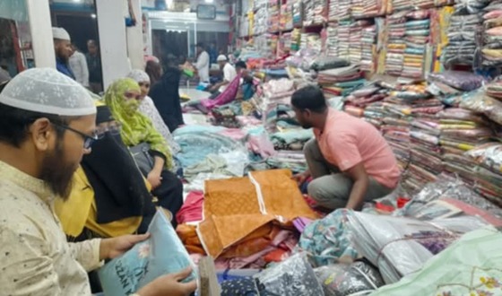 চিরিরবন্দরে শেষ মূর্হুতে জমে উঠছে ঈদের কেনাকাটা