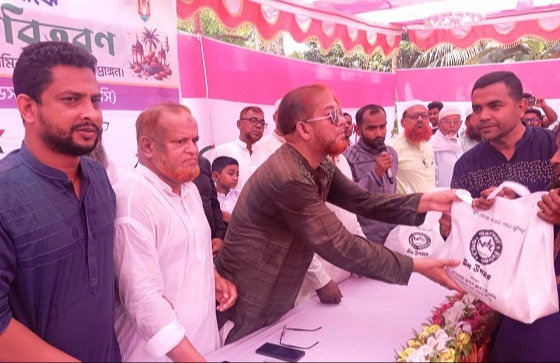 নাজিরপুরে ৩ শতাধিক অসহায় পরিবারের মাঝে ঈদ উপহার বিতরণ