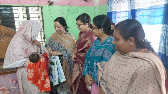 ঝালকাঠির শহীদ সেলিমের পরিবারকে লেডিস ক্লাব সভাপতির ঈদ উপহার