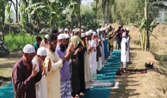 সৌদি আরবের সঙ্গে মিল রেখে দিনাজপুরে ঈদুল ফিতরের নামাজ আদায়