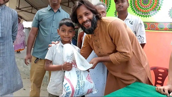 হোসেনপুরে শিকড় ক্লাবের ঈদ সামগ্রী বিতরণ