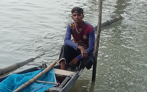 বৈঠা আর জালে ভবিষ্যতের স্বপ্ন বোনে উপকূলের শিশুরা