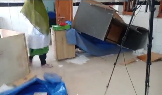 ডাক্তার না পেয়ে সাতক্ষীরা সদর হাসপাতালে ভাঙচুর