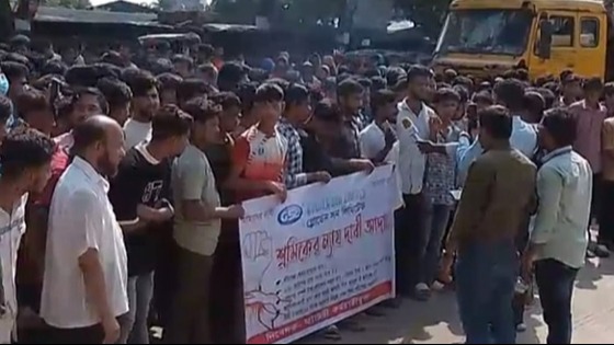 চট্টগ্রামে গোল্ডেন সনে শ্রমিকদের বিক্ষোভ, বেতন বৃদ্ধিসহ ৫ দফা দাবি