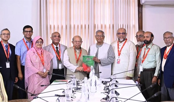 প্রধান উপদেষ্টার কাছে প্রতিবেদন জমা দিলেন স্বাস্থ্য সংস্কার কমিশন