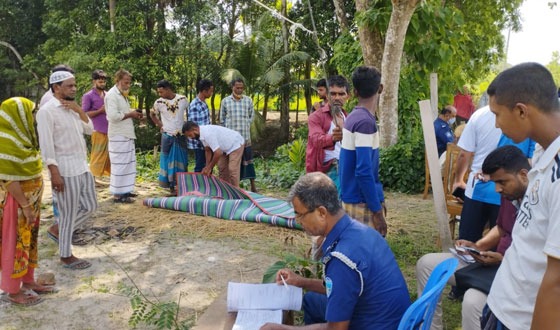 মতলব উত্তরে পিকআপ ভ্যান খাদে পড়ে নিহত ১, আহত ৮