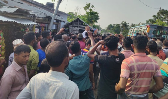 নাজিরপুরে বাসমালিক সমিতির বিরুদ্ধে অটোচালকদের বিক্ষোভ ও সমাবেশ