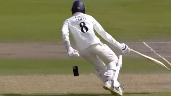 ব্যাটসম্যানের পকেটে থেকে পড়ল স্মার্টফোন!