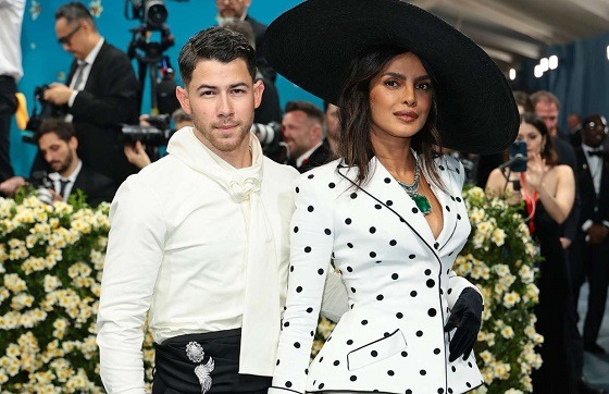 নিকের হাতে হাত রেখে রেড কার্পেটে হাটলেন প্রিয়াঙ্কা