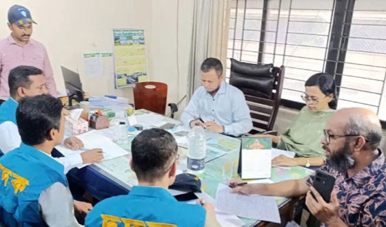 চট্টগ্রামে অ্যাম্বুলেন্স সাজিয়ে চলছিল মাইক্রোবাস, ট্রাফিক সার্জেন্টের বউয়ের প্রতারণা