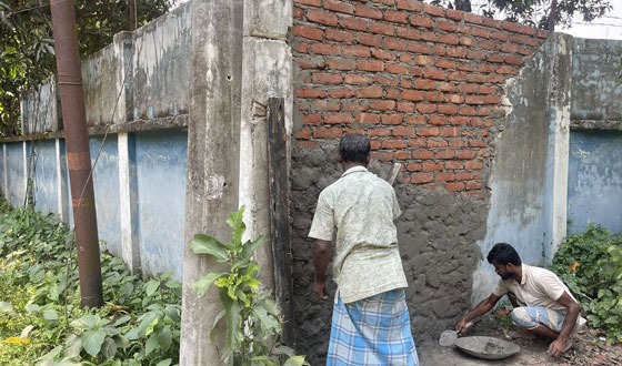 চাঁদপুর সরকারি শিশু-পরিবারের সীমানা প্রাচীর তুলে পথ বন্ধ করলেন প্রশাসন