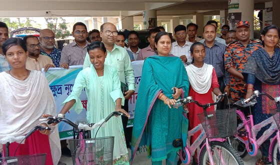কয়রায় ক্ষুদ্র-নৃগোষ্টিদের মাঝে বাইসাইকেল বিতরন