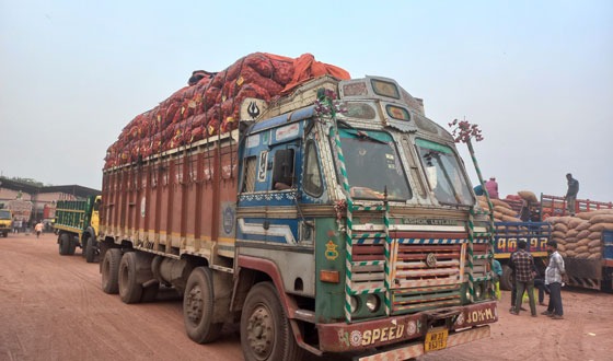 ভারত-পাকিস্থান সংঘাতের প্রভাব পড়েনি হিলি স্থলবন্দরে, স্বাভাবিক আমদানি রপ্তানি