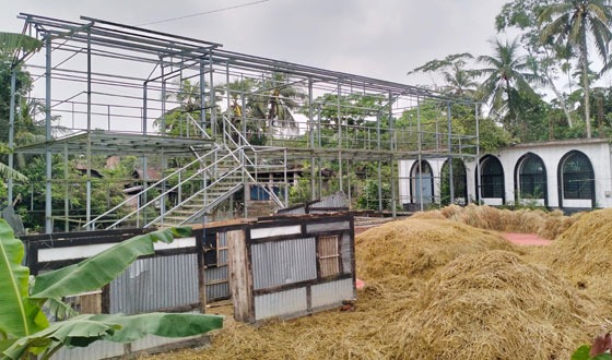 রাতের আঁধারে নির্মিতব্য মাদরাসার সামনে পূর্ণাঙ্গ ঘর নির্মান