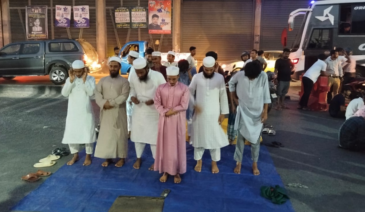 আ'লীগ নিষিদ্ধের দাবিতে টঙ্গীতে ছাত্র-জনতার মহাসড়কে অবস্থান