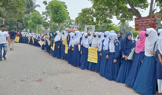শরণখোলায় কলেজ শিক্ষার্থীদের মানববন্ধন ও বিক্ষোভ