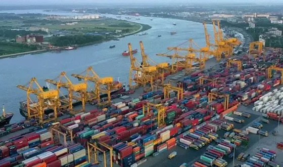 চট্টগ্রাম বন্দরে পণ্য পরিবহনের কনটেইনার আনা-নেওয়া বন্ধ