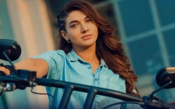 তোপের মুখে পড়লেন পাকিস্তানি অভিনেত্রী সানা