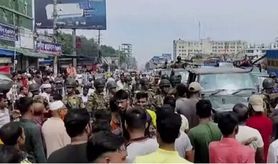 বকেয়া বেতন-বোনাস দাবিতে টঙ্গীতে মহাসড়ক অবরোধ