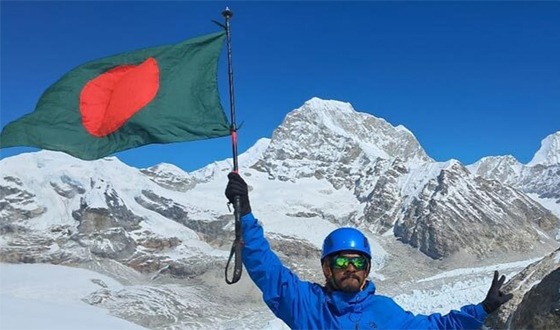 বিশ্বরেকর্ড গড়ে এভারেস্টচূড়ায় উঠলেন বাংলাদেশি শাকিল