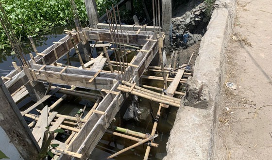 কাটালিপাড়ায় সরকারি খাল দখল করে পাঁকা ভবন নির্মান