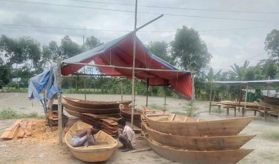 বর্ষা সামনে রেখে চাঁদপুরের নৌকা তৈরির ধুম