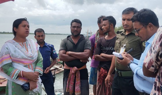 কয়রায় বালু উত্তোলনের অভিযোগে আটক ২