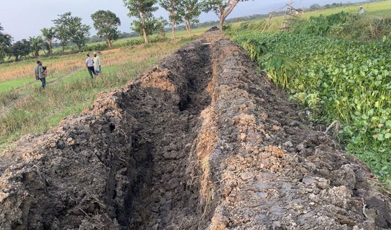 আগৈলঝাড়ায় জমির মালিকদের না জানিয়ে মৎস্য ঘের তৈরী