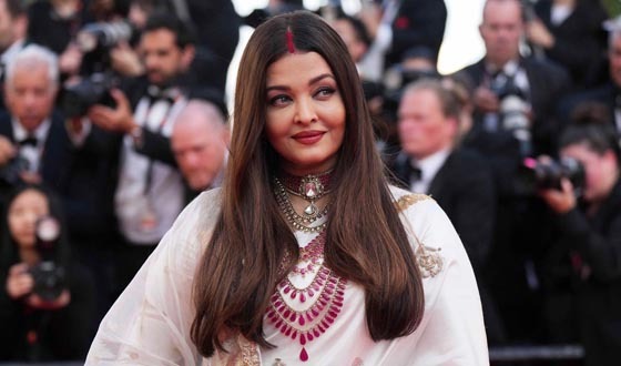 কান উৎসবে ঐশ্বরিয়ার গলায় ৫০০ ক্যারেট চুনি! দাম কত?