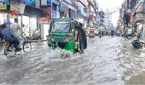 বরিশালে জলাবদ্ধতায় জনজীবন বিপর্যস্ত