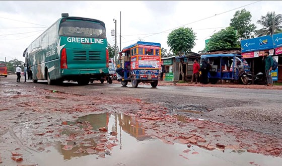 ঢাকা-বরিশাল মহাসড়কের বেহাল দশা