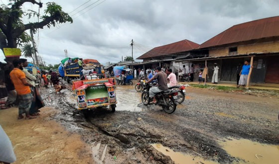 পোরশায় রাস্তায় গর্ত যানবাহন চলাচলে দুর্ভোগ চরমে