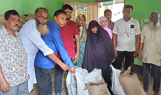 গাবতলীর মহিষাবান ইউনিয়নে ভিডব্লিউবির চাল বিতরণ
