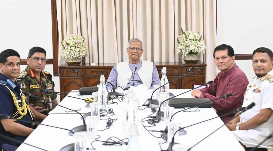 তিন বাহিনীর প্রধানের সঙ্গে প্রধান উপদেষ্টার সাক্ষাৎ