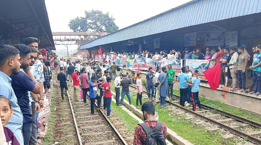 ৮দফা দাবিতে ঢাকায় ট্রেন আটকে সিলেটবাসীর বিক্ষোভ
