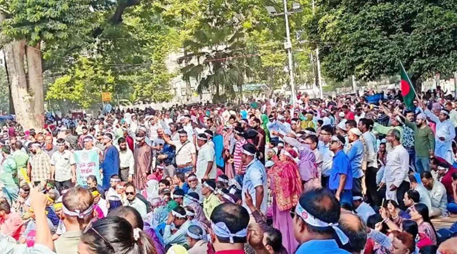 তিন দফা দাবিতে অনির্দিষ্টকালের কর্মবিরতিতে প্রাথমিক শিক্ষকরা