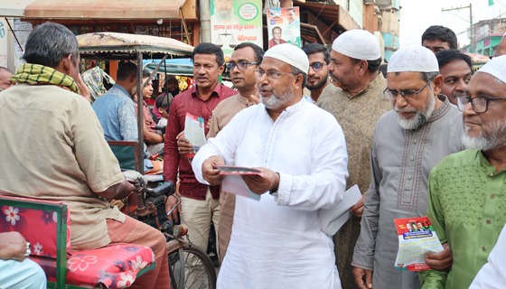 সিংড়ায় বিএনপির ৩১ দফা বাস্তবায়নে অধ্যক্ষ আনুর লিফলেট বিতরণ