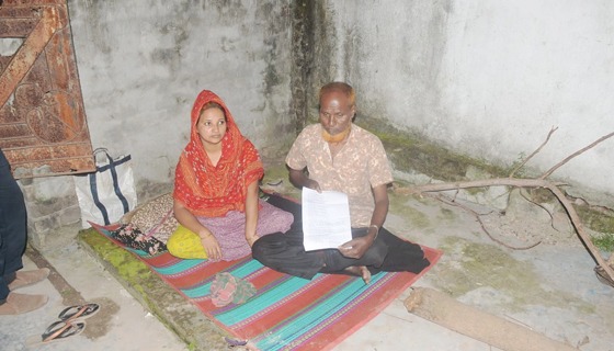 ক্রয়কৃত জমির দখল না পেয়ে খোলা আকাশের নিচে একটি অসহায় পরিবার