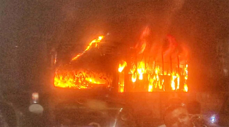 রাজধানীর ধোলাইপাড়ে বাসে আগুন