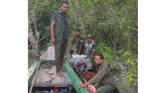কয়রায় ৩ শ পিচ হরিণ ধরার ফাঁদ সহ নৌকা আটক