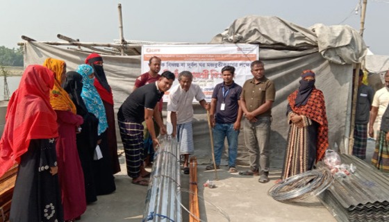 আনুলিয়াতে ফ্রেন্ডশীপ-নবপল্লব  প্রকল্পের দুর্যোগ সহনশীল ঘরের উপকরন বিতরন