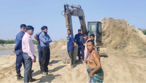 আশাশুনিতে নদী খননের মাটি অবৈধভাবে নেওয়ায় মোবাইল কোর্ট পরিচালনা