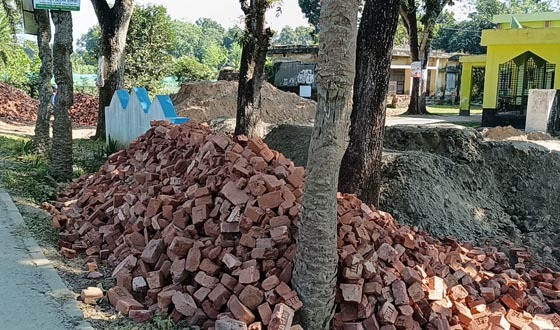 কালীগঞ্জে এলজিইডি'র সড়ক নির্মাণে অতি নিম্নমানের সামগ্রী দিয়ে কাজ করা হচ্ছে