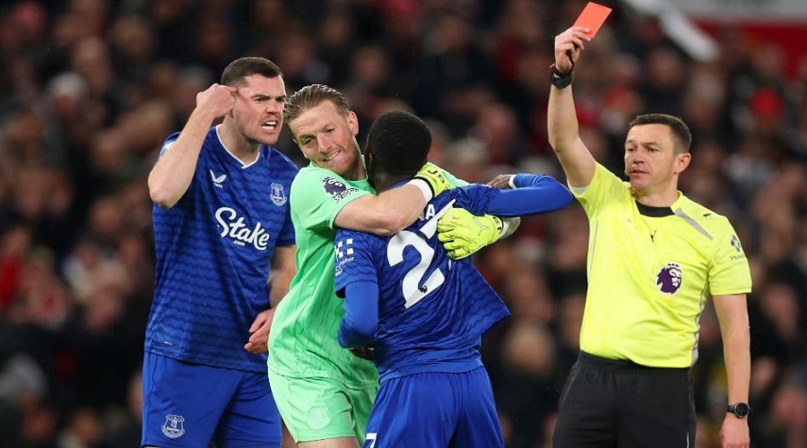 সতীর্থকে মেরে লাল কার্ড দেখলেন ইদ্রিসা গুয়ে