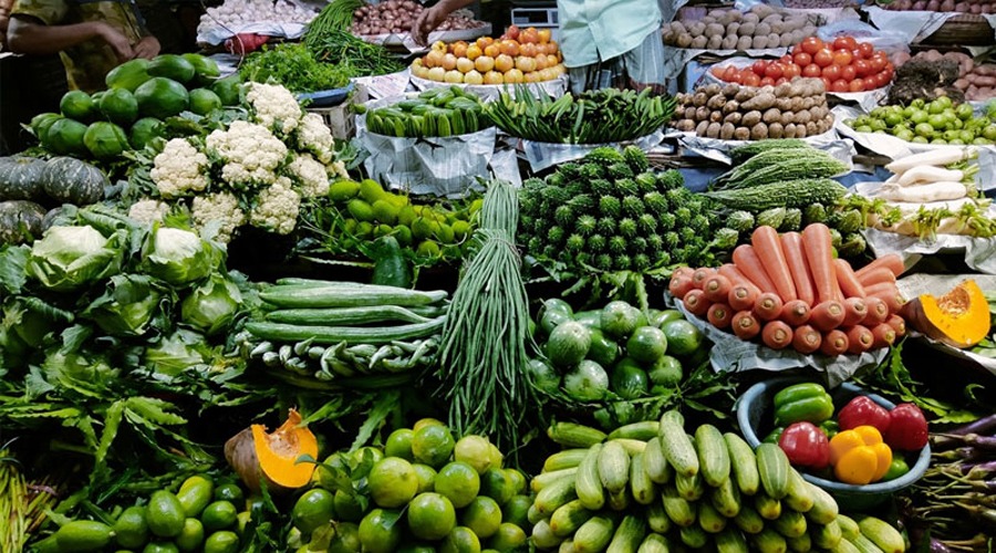 বাজারে সবজি আছে, নেই স্বস্তি