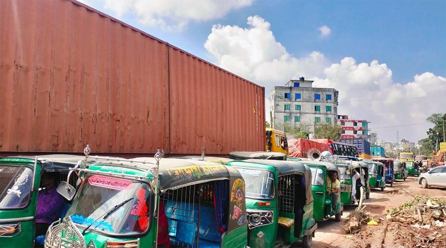 কুমিল্লা-সিলেট মহাসড়কে ট্রাক বিকল, ১০ কিলোমিটার যানজটের সৃষ্টি