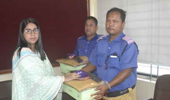কাহারোলে গ্রাম পুলিশের মাঝে পোশাক বিতরণ