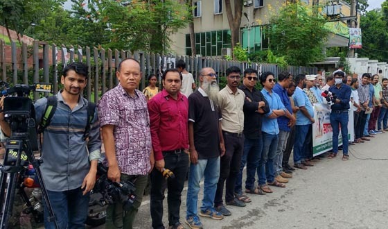 সাংবাদিকের ওপর হামলাকারীদের গ্রেপ্তারের দাবি