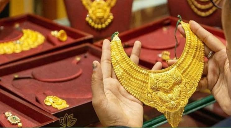 রেকর্ড ভেঙে আবারও বাড়ল স্বর্ণের দাম, ভরিতে বেড়েছে ৬ হাজার ৯০৬ টাকা