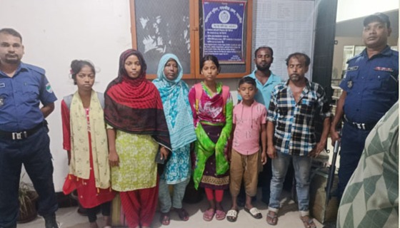 সাতক্ষীরা সীমান্ত দিয়ে ফেরত আসা ১৮ বাংলাদেশিকে পরিবারে হস্তান্তর